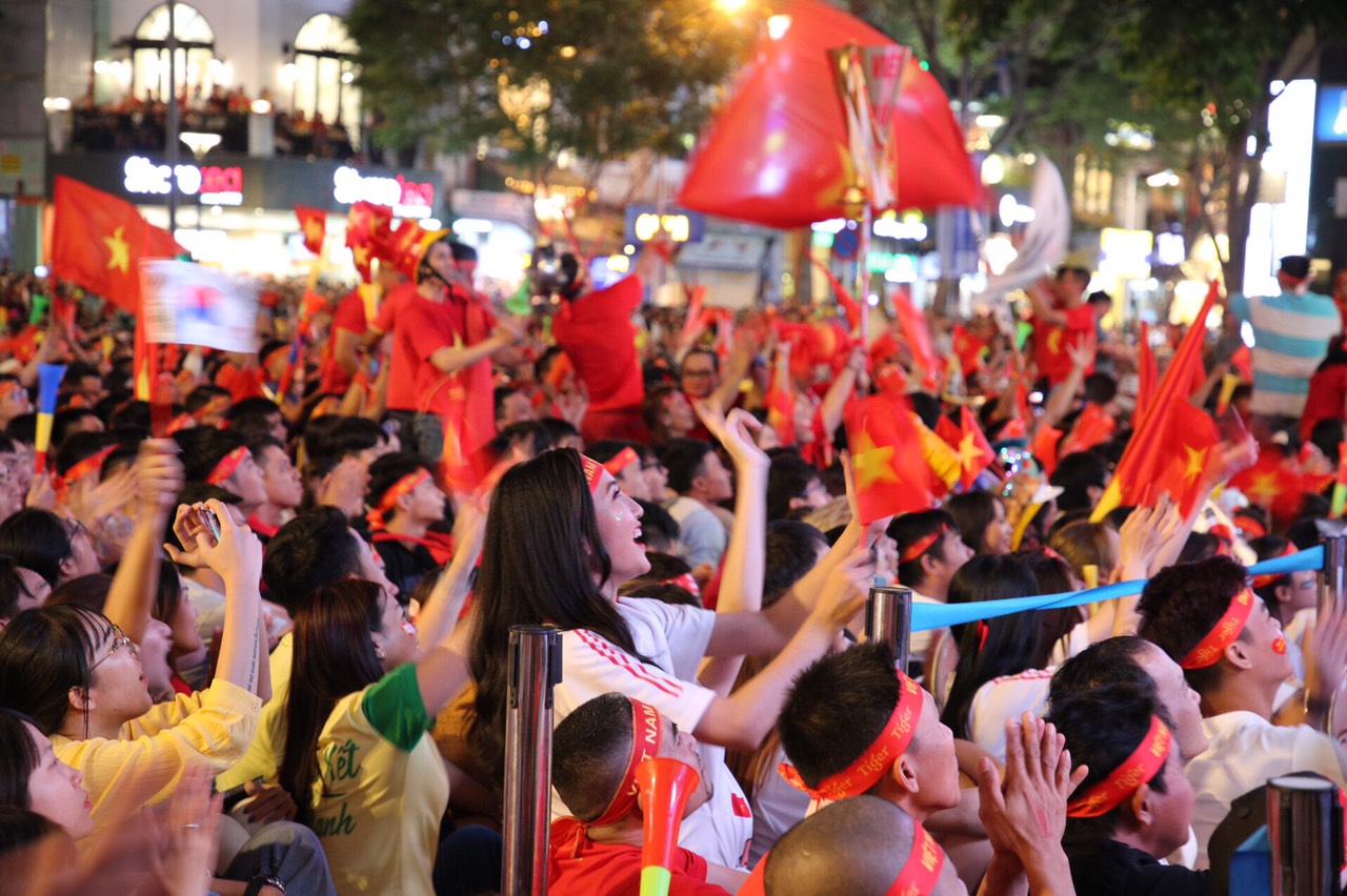 Biển người cổ vũ trận chung kết U22 VN Sea Games 2019 nhuốm đỏ cả phố đi bộ Nguyễn Huệ.