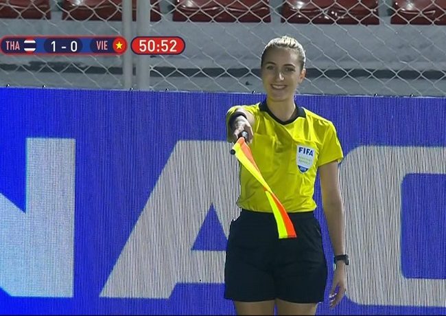Nữ trọng tài người bắt lỗi việt vị không công nhận bàn thắng cho đội tiển Thái Lan được tìm kiếm sau chung kết bóng đá nữ SEA Games
